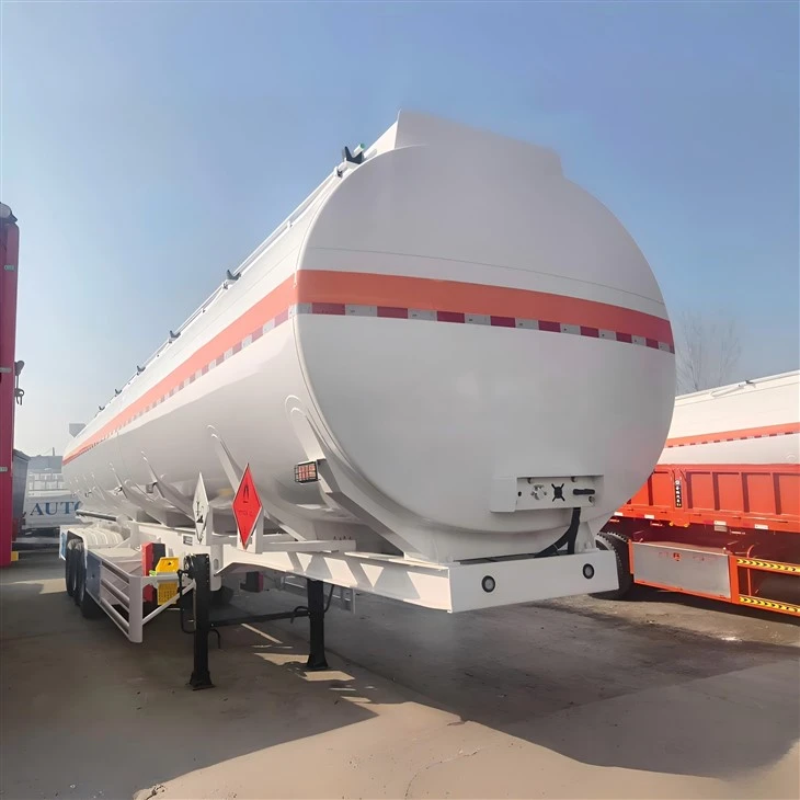 Dreiachsiger Sattelauflieger für Tanker für brennbare Flüssigkeiten
